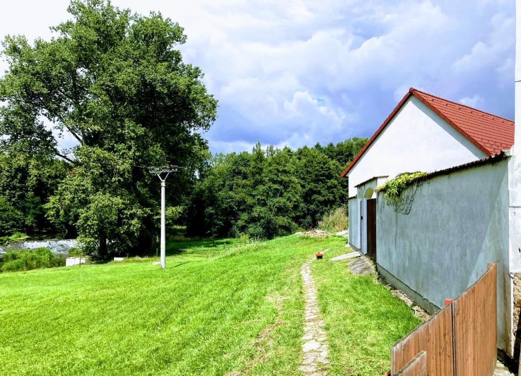 Zahrada ubytování Apartmány u řeky Nežárky