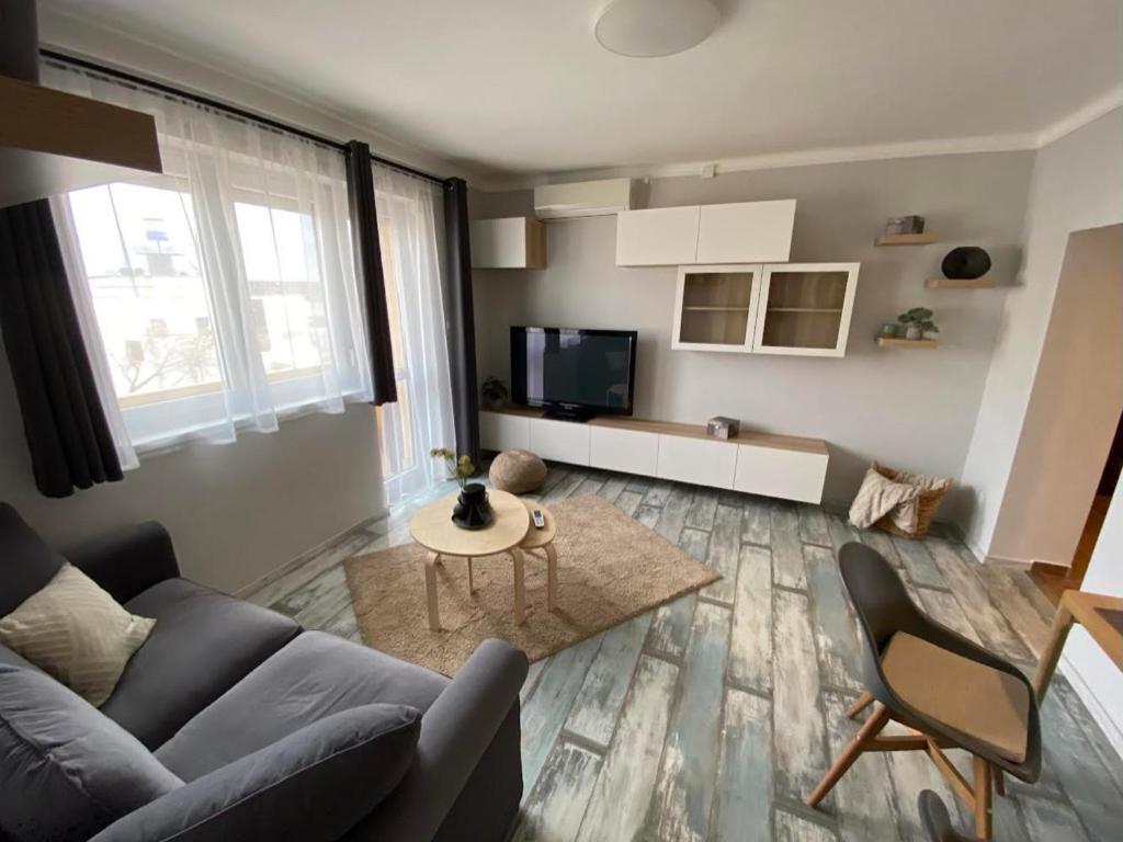 un soggiorno con divano e tavolo di Chill Apartman a Miskolc