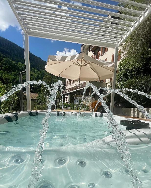 Bazén v ubytování DU GLACIER Boutique & Traditions Hotel nebo v jeho okolí