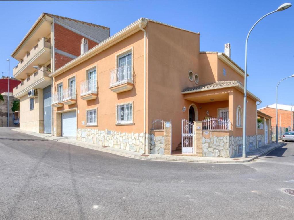 un edificio al lado de una calle en casaDaniel, en Montichelvo