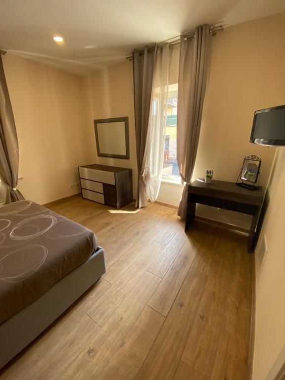1 dormitorio con cama, escritorio y ventana en Angel House en Roma