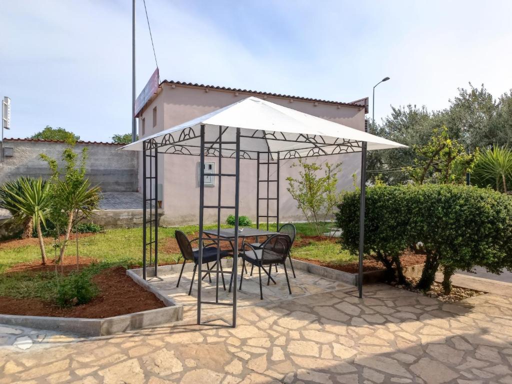 Vonkajšia záhrada v ubytovaní Pool house LUKA