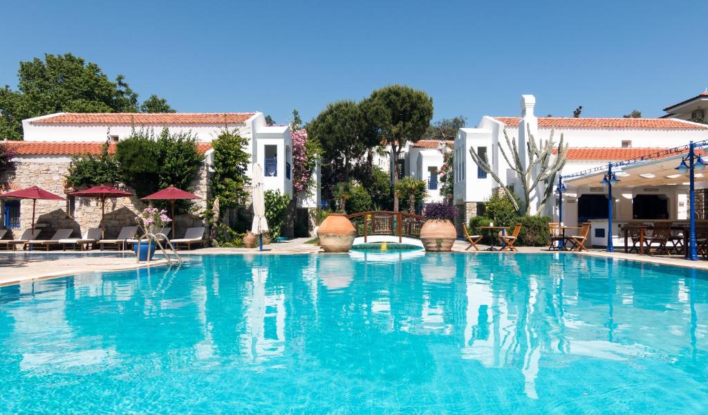 een groot zwembad met blauw water in een resort bij Marphe Hotel in Datca