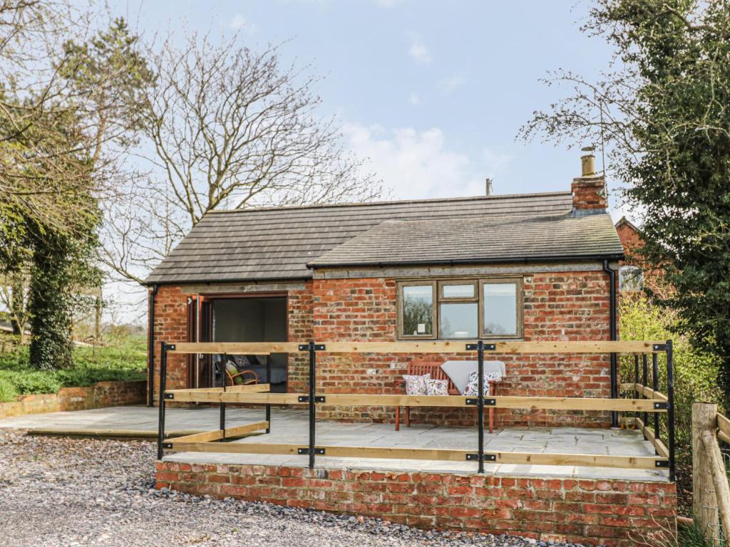 ein Backsteinhaus mit einer großen Terrasse davor in der Unterkunft The Wash House in Banbury