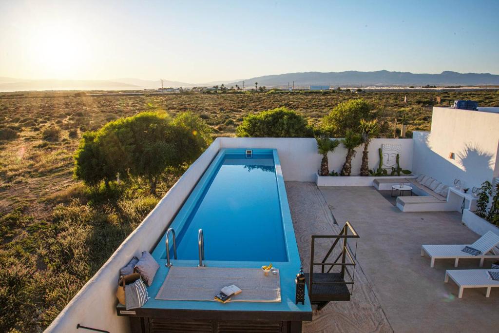 een zwembad in het midden van de woestijn bij Exclusivo cortijo con piscina privada in Almería