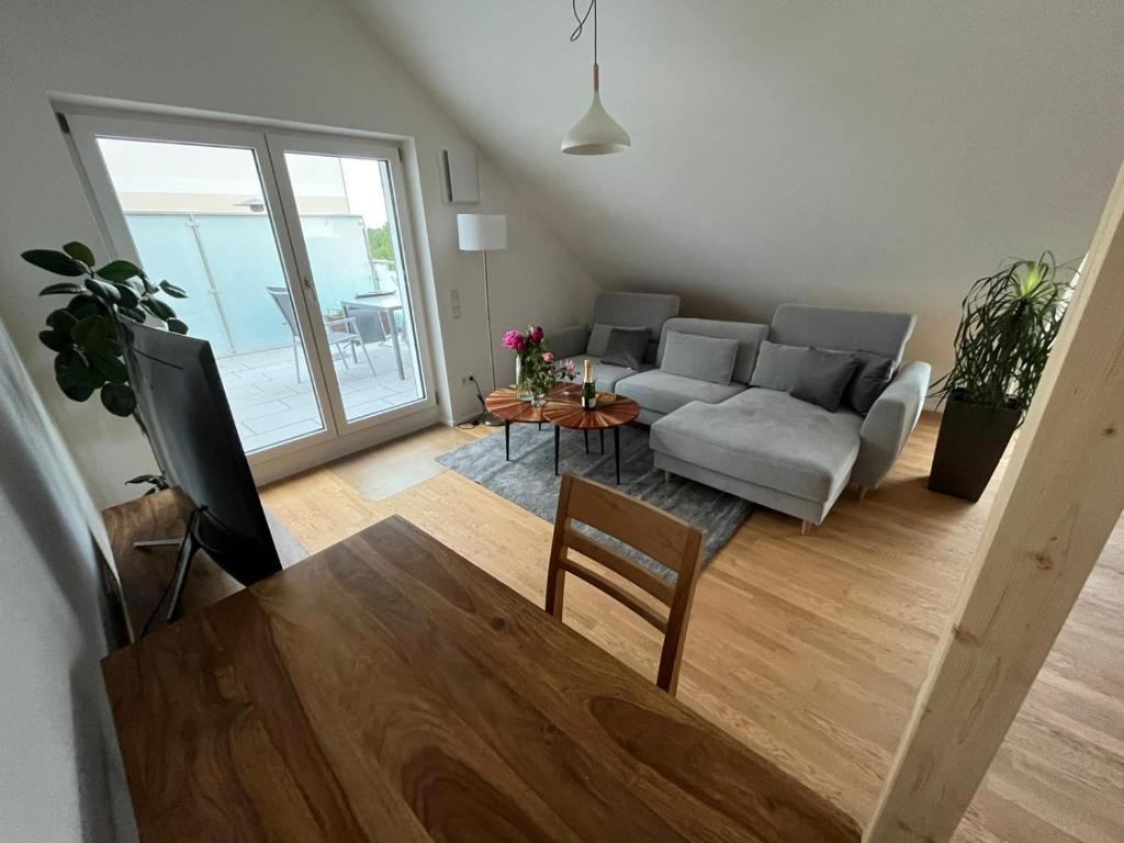 Posezení v ubytování Traumhafte neue Dachterrassenwohnung am Soyener See
