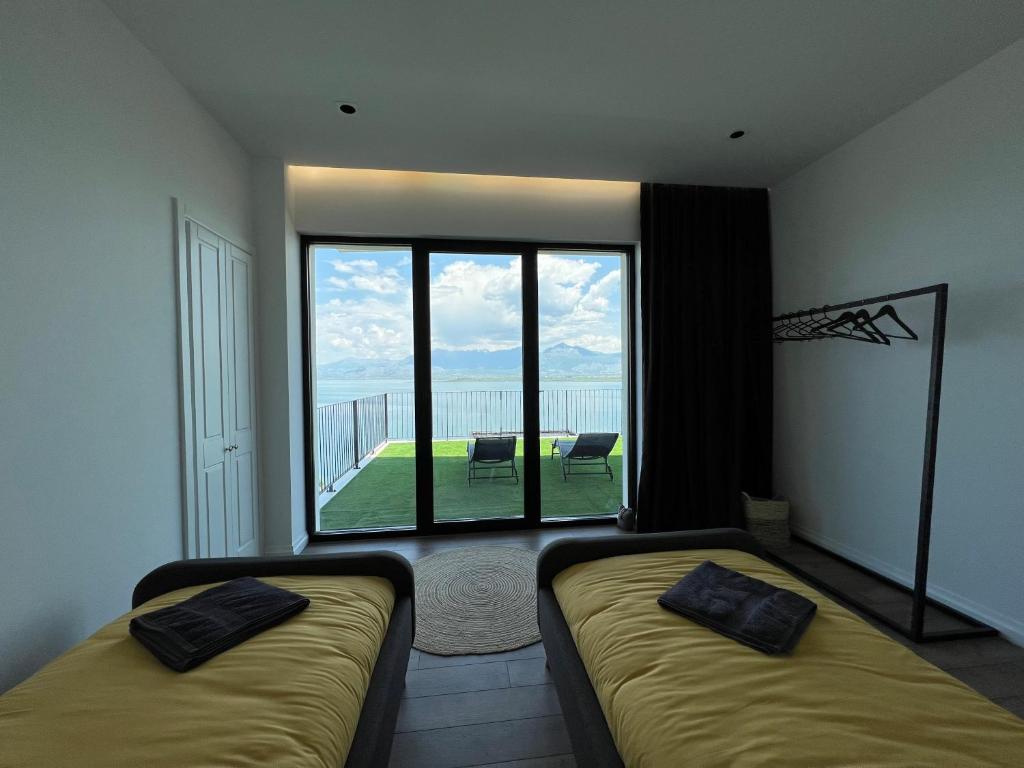 Lake Breeze Villa with a Pool & Magnificent Views - Imazhi 8