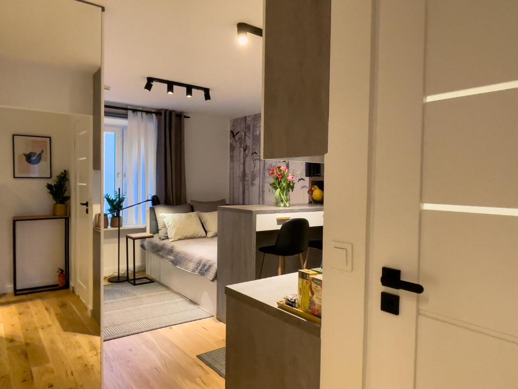 um pequeno apartamento com uma cozinha e um quarto em URBAN APARTMENTS Dluga 40 No 11 Chorzow Katowice free public parking em Chorzów