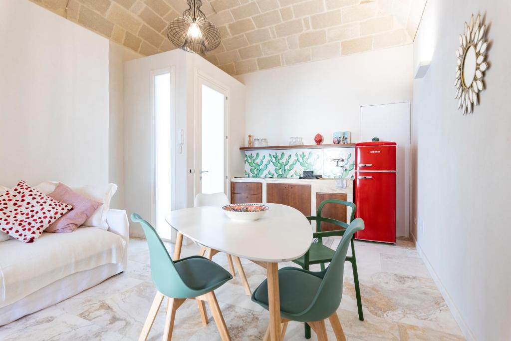 een keuken met een tafel en stoelen in een kamer bij LE CASE DEL FICO D'INDIA FAVIGNANA in Favignana