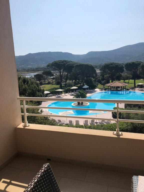 Bazén v ubytovaní Résidence Luxe à Porto Vecchio alebo v jeho blízkosti