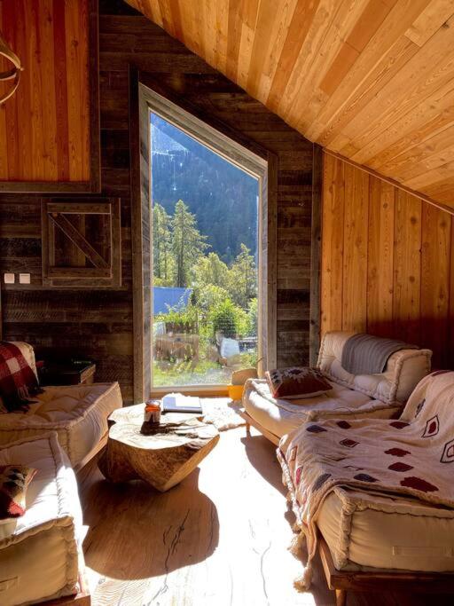 pokój z dwoma łóżkami i dużym oknem w obiekcie Mon Roc - Maison de montagne atypique avec vue w mieście La Grave