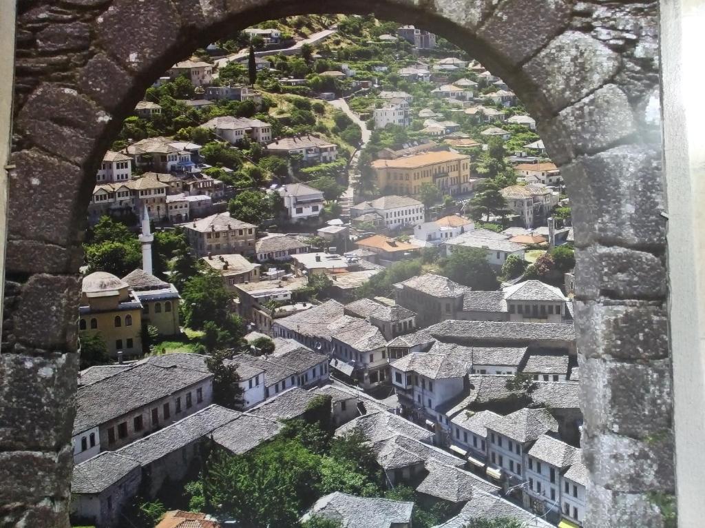 Výhľad na mesto Gjirokastër alebo výhľad na mesto priamo z of the bed and breakfast