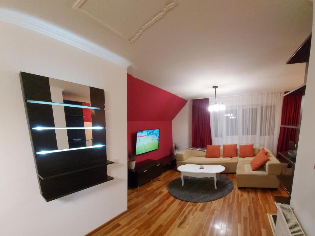 - un salon avec un canapé et une télévision dans l'établissement Rhs Host, à Bistriţa
