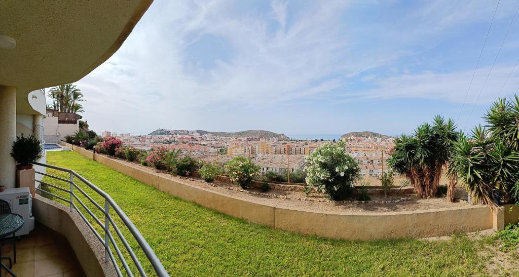 - Balcón de casa con vistas a la ciudad en Casa Cumbremar en El Puerto de Mazarrón