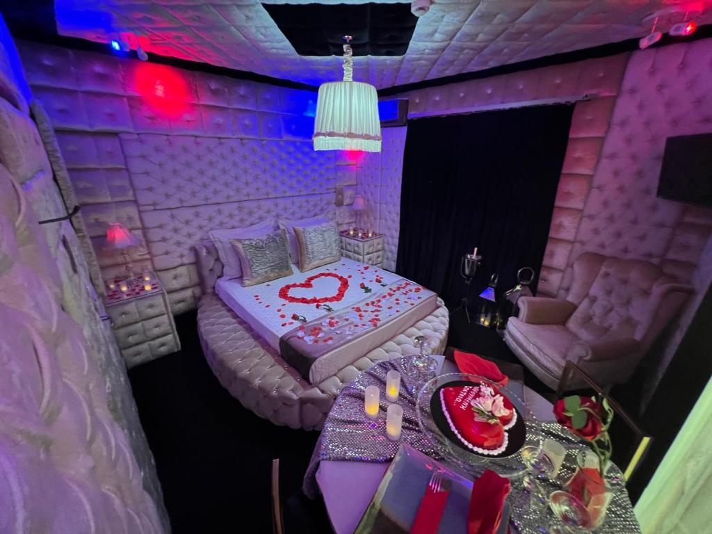 Postel nebo postele na pokoji v ubytování Xcite Hotel Salem