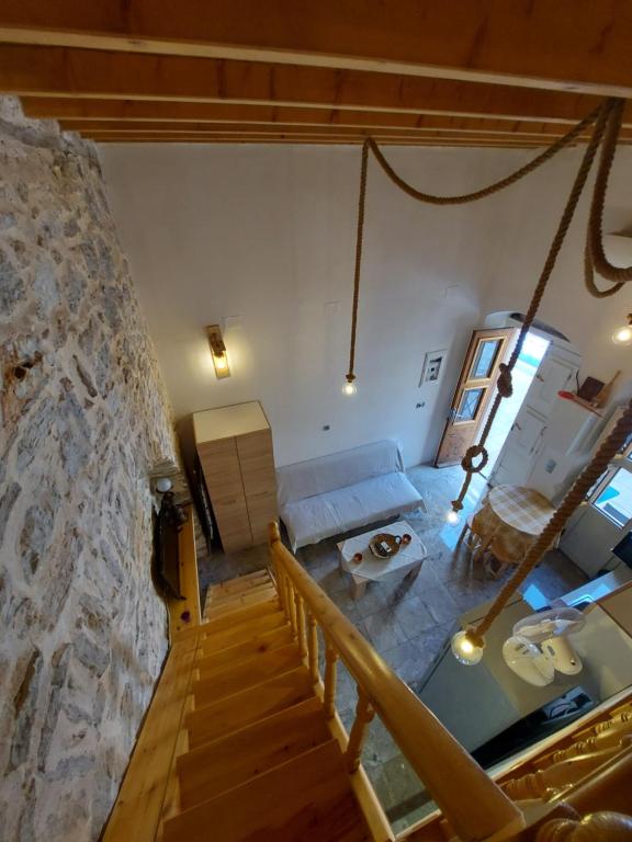 una vista aérea de una sala de estar con una pared de piedra en Ήλιος Πατσακης en Symi