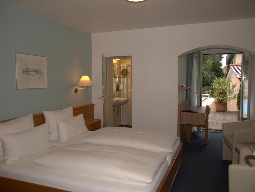 Postel nebo postele na pokoji v ubytování Hotel Alpenblick Garni