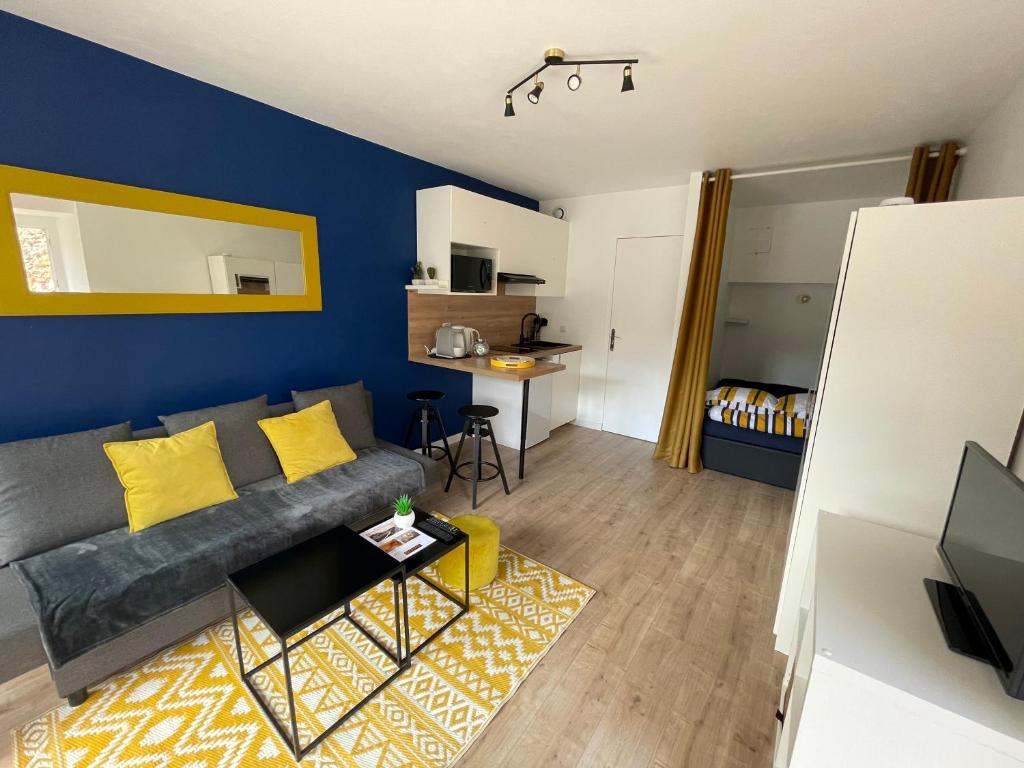 Appartement avec balcon et vue sur port - wifi privé - au dessus du Restaurant le Yackams - One-Bedroom Apartment