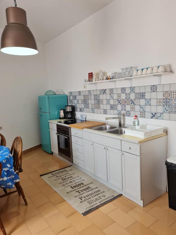 een keuken met witte kasten en een wastafel bij Apartment Vlatka in Novalja