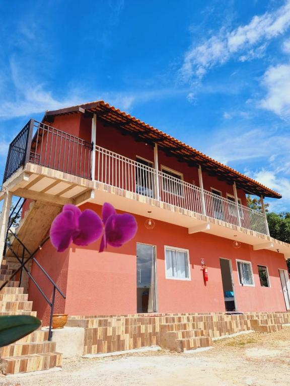 una casa con globos púrpura delante de ella en Pousada Cristal Di Jorge, en São Jorge