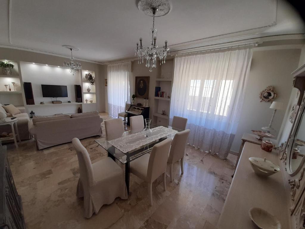 jadalnia i salon ze stołem i krzesłami w obiekcie La Casa di Luzzo w mieście Agrigento