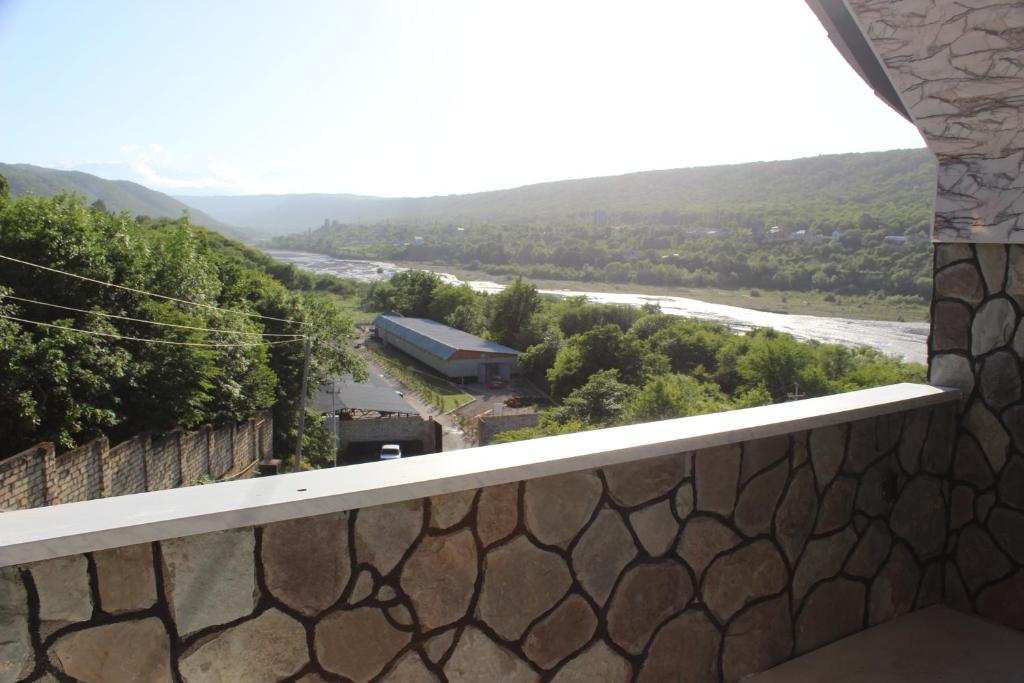 d'un balcon avec vue sur la rivière. dans l'établissement Guba Panoramic Villa, à Quba