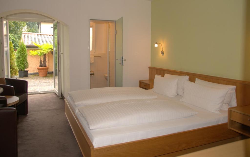 Postel nebo postele na pokoji v ubytování Hotel Alpenblick Garni