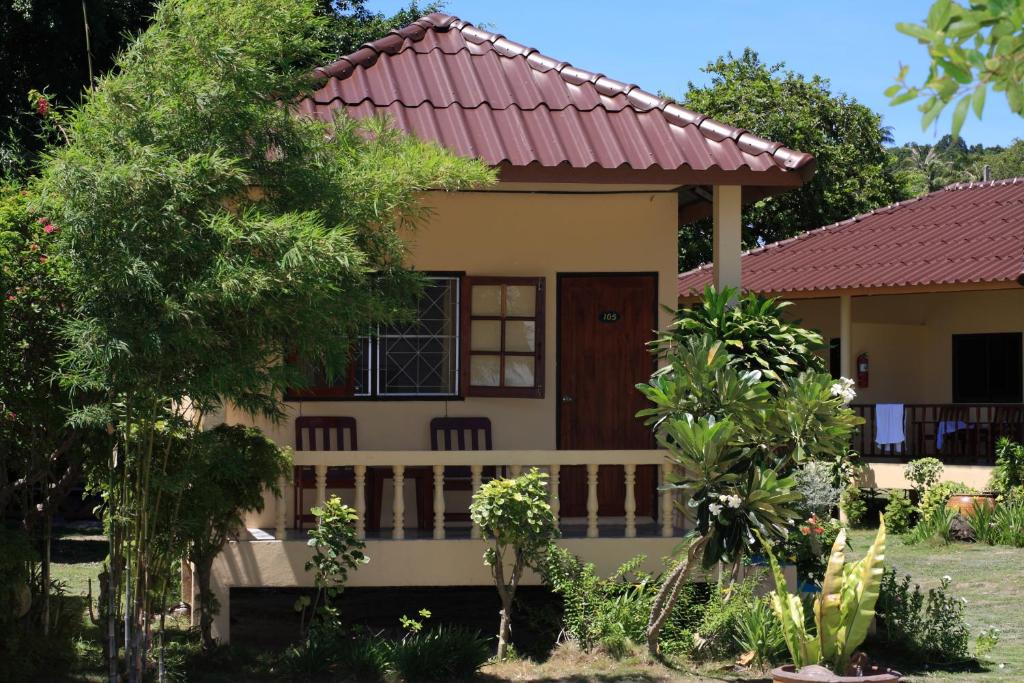 a small house with a red roof at Beck's Resort in Haad Pleayleam