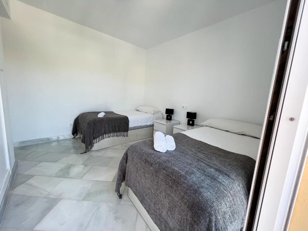 Łóżko lub łóżka w pokoju w obiekcie Luxury three bedroom apartment at Estepona
