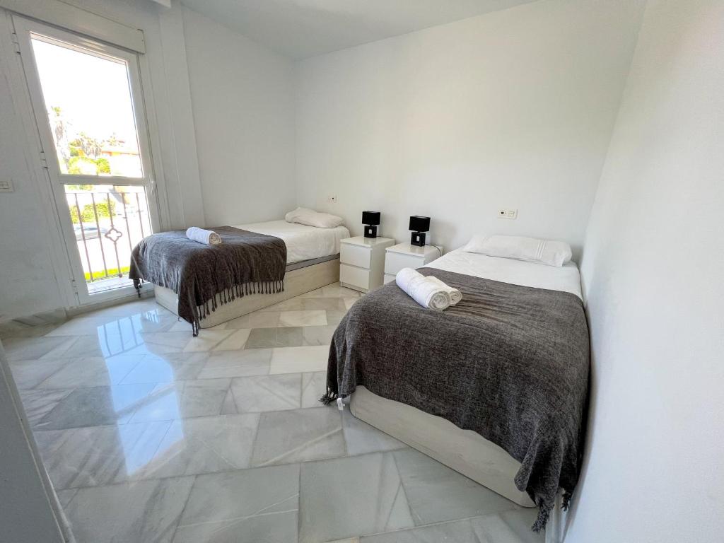 Łóżko lub łóżka w pokoju w obiekcie Luxury three bedroom apartment at Estepona