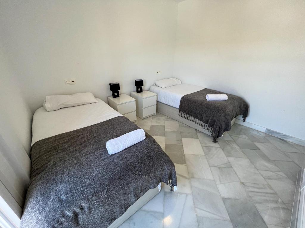 Łóżko lub łóżka w pokoju w obiekcie Luxury three bedroom apartment at Estepona
