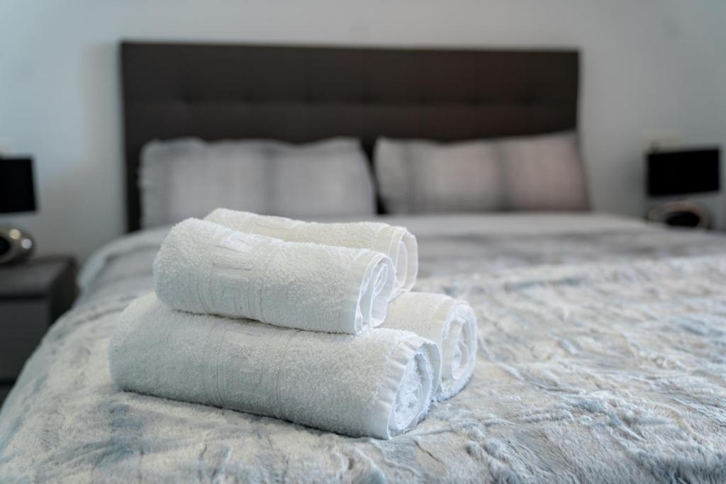 Łóżko lub łóżka w pokoju w obiekcie Luxury three bedroom apartment at Estepona