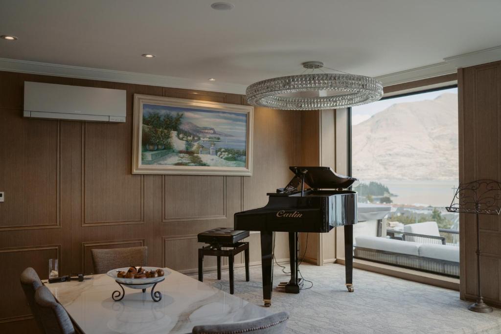 Nespecifikovaný výhled na hory nebo výhled na hory při pohledu z hotelu