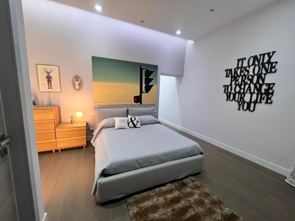 - une chambre avec un lit et une peinture murale dans l'établissement RaRoom Boutique, à Torre del Greco