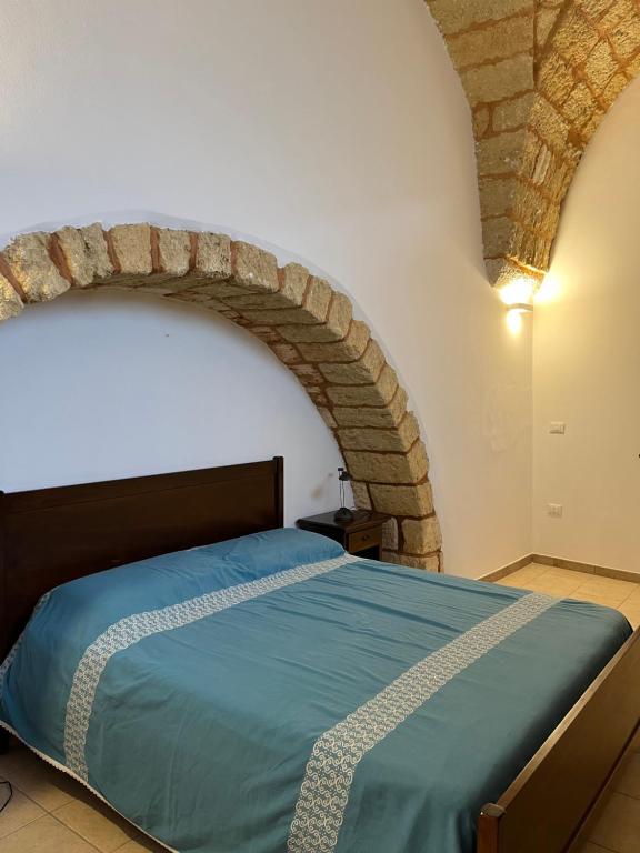 una camera con un letto con un muro di mattoni di Il Frantoio a Depressa