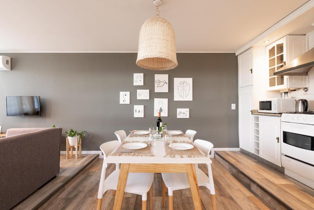 een keuken en eetkamer met een tafel en stoelen bij Casa Huarpe in Mendoza