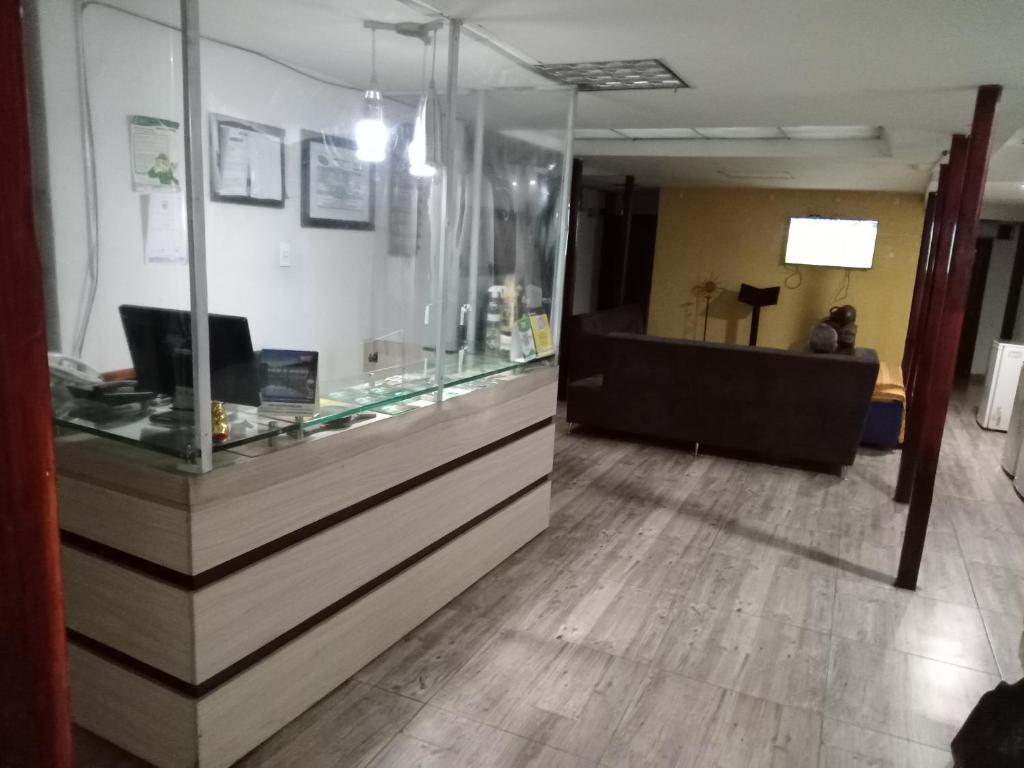 una tienda con una encimera de cristal en una habitación en Hotel Cañaveral Plaza, en Manizales