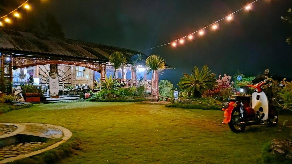 גינה חיצונית ב-Family Room Agrowisata Kopeng Gunungsari