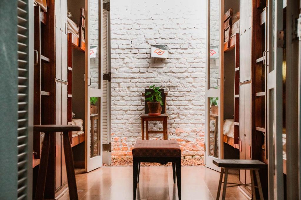 聖保羅的住宿－格羅拉旅館，走廊上,房间里有两个凳子