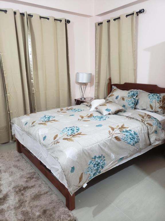 Postel nebo postele na pokoji v ubytování Skyland Oasis