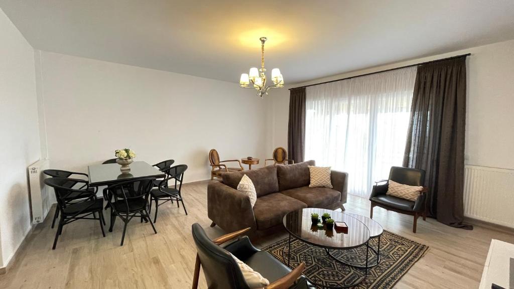 卡尼奧提的住宿－Albina's luxury Villa 3 bedroom，客厅配有沙发和桌子