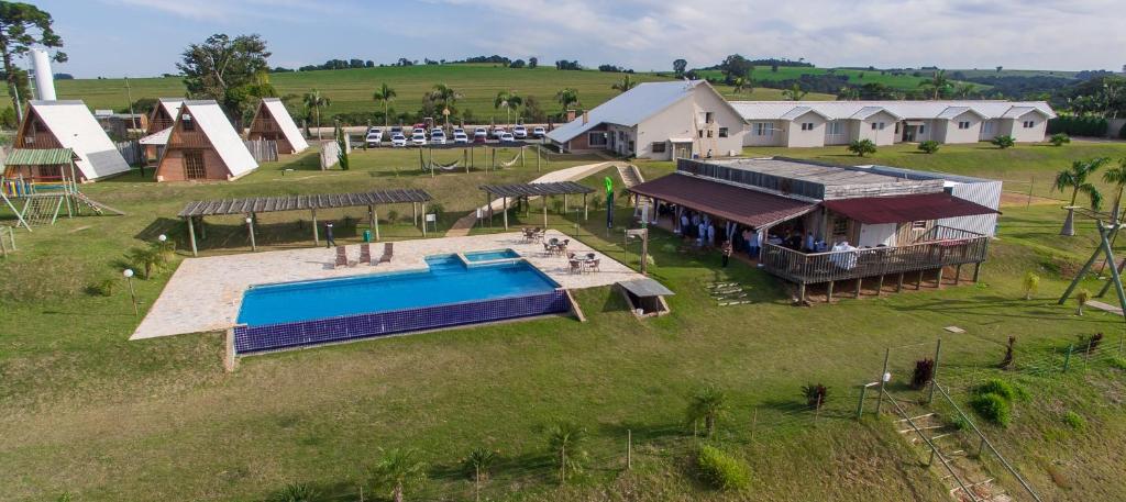 einen Luftblick auf ein Resort mit einem Pool in der Unterkunft Hotel Rancho XV in Itapeva
