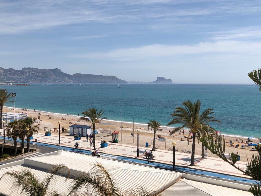 Blick auf einen Strand mit Palmen und das Meer in der Unterkunft Edificio Albires in Albir