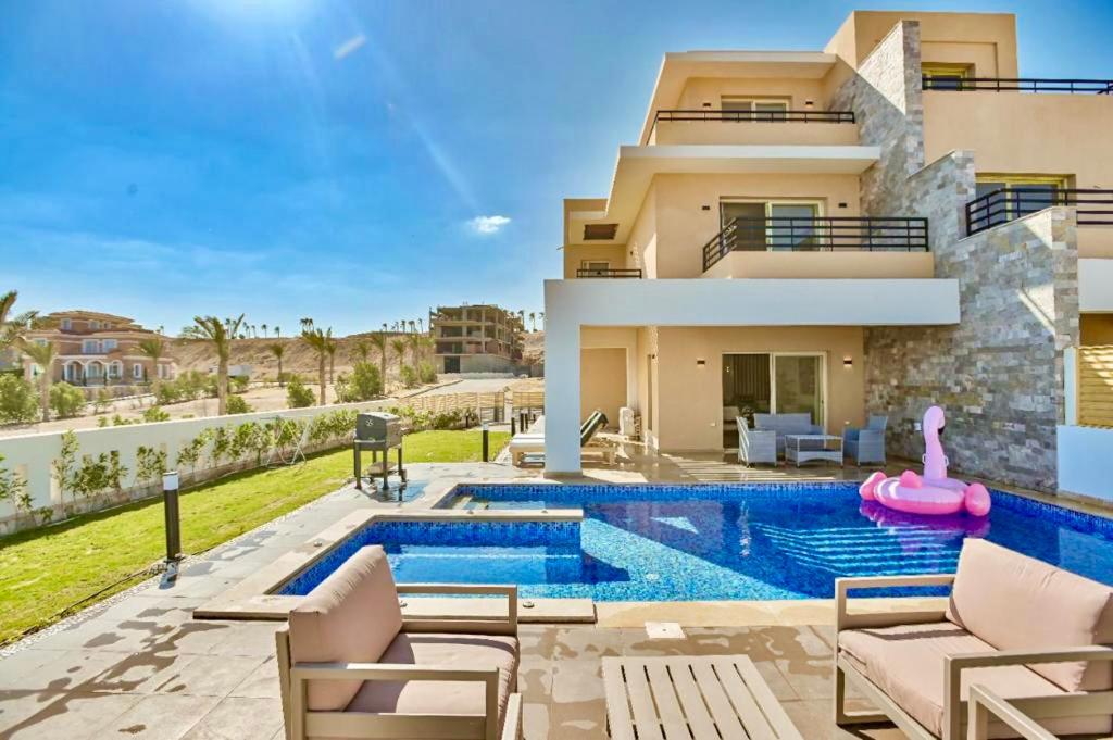 Bazén v ubytování Hurghada Sahl Hasheesh sea-view Villa with private pool nebo v jeho okolí