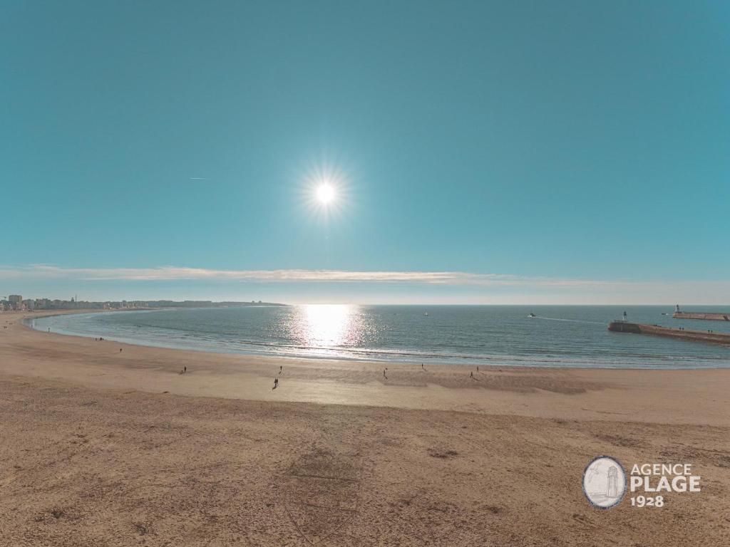 レ・サ​​ーブル・ドロンヌにあるAppartement Les Sables-d'Olonne, 2 pièces, 4 personnes - FR-1-197-213の空と海の太陽が降り注ぐ海岸