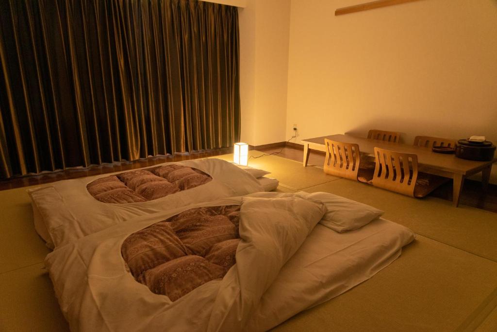 Postel nebo postele na pokoji v ubytování Yuzawa Toei Hotel