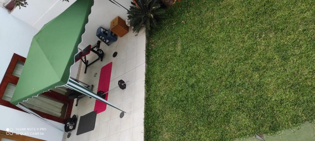 Cette chambre offre une vue sur une maison dotée d'une pelouse verdoyante. dans l'établissement Casa Villa Descanso, à Lima