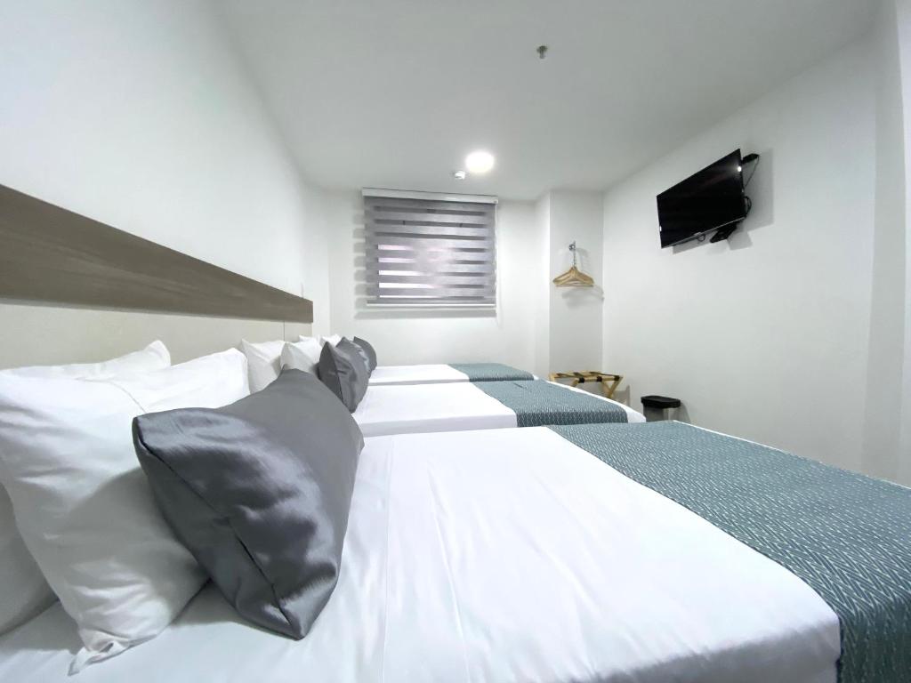 Postel nebo postele na pokoji v ubytování Seven Inn Hotel