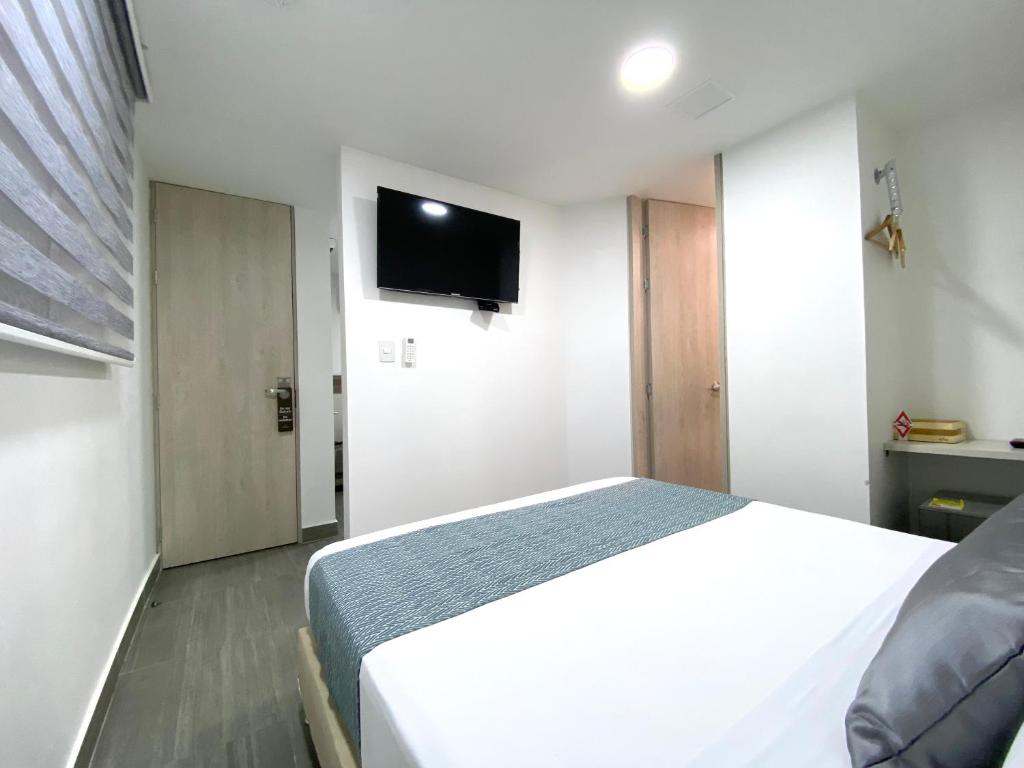 TV a/nebo společenská místnost v ubytování Seven Inn Hotel