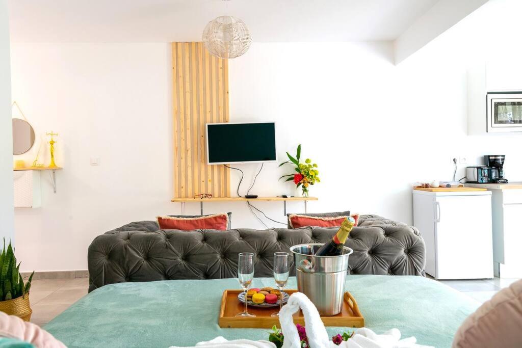 TV a/nebo společenská místnost v ubytování Nuage & Cocon, Jardin, Wifi et parking privé